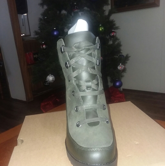 UGG WRedwood Boots - Picture 2 of 5